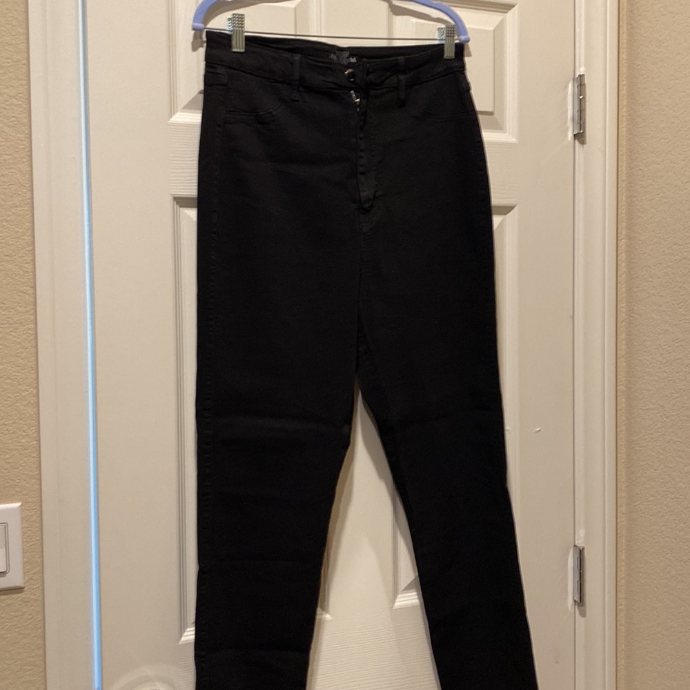 Fashion Nova black denim stretch skinny jean. Size 1X.